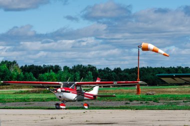 Bulutlu mavi gökyüzüne karşı tek motorlu uçak.