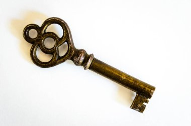 Beyaz Arkaplanda Antika Pirinç İskelet Anahtarı