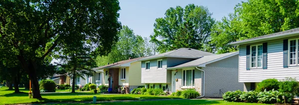 Panorama des petites maisons de banlieue ensoleillées — Photo