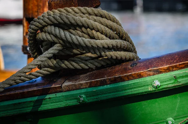 Spolat rep på kanten av ett fartyg — Stockfoto