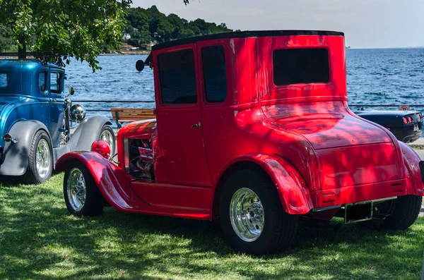 Duas varas quentes vintage em um show de carro à beira-mar — Fotografia de Stock