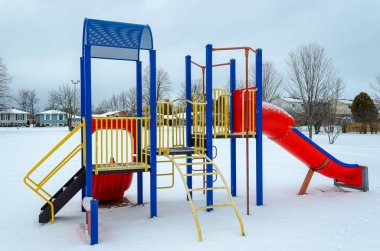 Karda renkli oyun parkı
