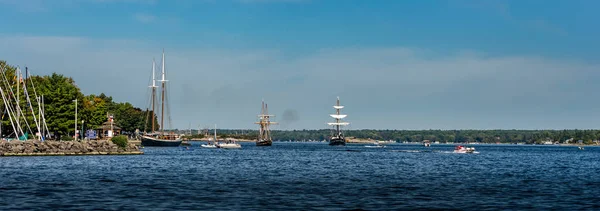 Panorama de tres barcos altos navegando a lo largo de la costa de Brockville — Foto de Stock