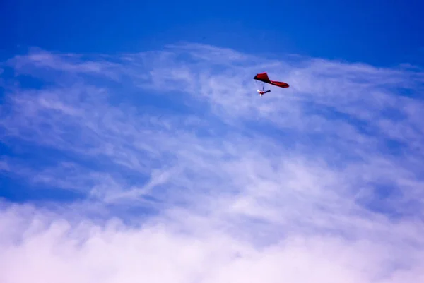 Eenzame deltavlieger boven de wolken — Stockfoto