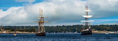İki uzun gemi St. Lawrence Nehri 'nde yelken açıyorlar.