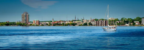 Brockville rıhtımının uzun gemileriyle panoraması