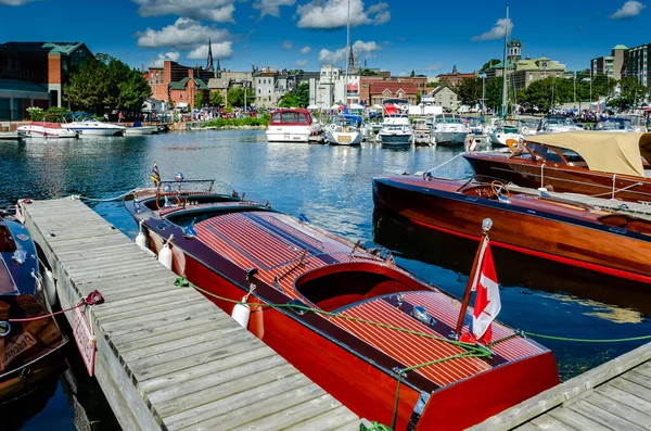 Brockville Limanı 'ndaki tarihi tekneler.