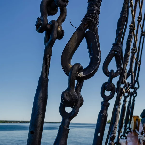 Närbild av höga fartyg rigg med kust i bakgrunden — Stockfoto