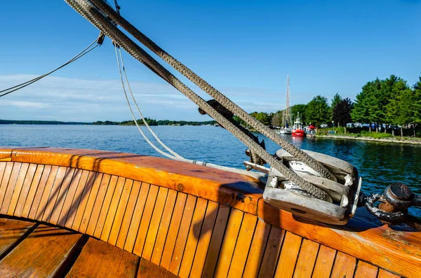 Primer plano de la polea de cuerda de vela de popa y el río St. Lawrence fr — Foto de Stock