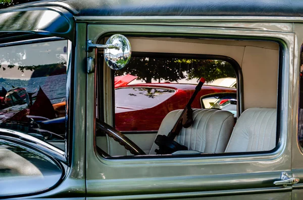 Innenansicht eines antiken Autos mit "Tommy Gun" in der Front Stockbild