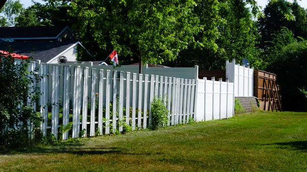 Série de sections de clôtures résidentielles mal assorties — Photo