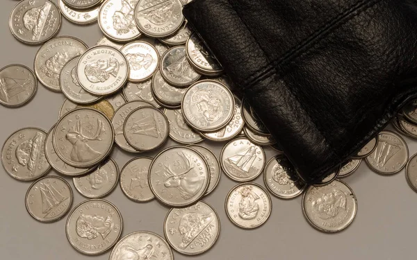 Gümüş Kanada sikkelerinin yakını yayıldı ve le 'den dökülüyor
