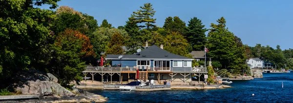 Rangée Chalets Riverains Maisons Perchées Sur Des Affleurements Rocheux Dans — Photo