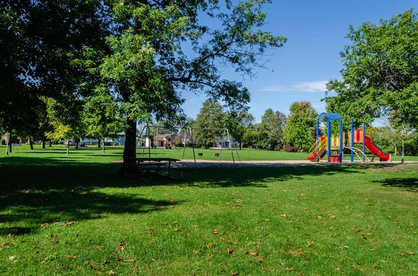 Bir Yaz Günü Gölgeli Mavi Gökyüzü Olan Mahalle Parkı Oyun — Stok fotoğraf