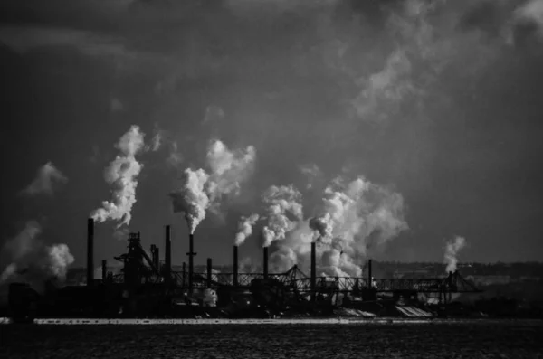 Steel Mill Smoke Stacks Noir Blanc Sur Front Mer — Photo