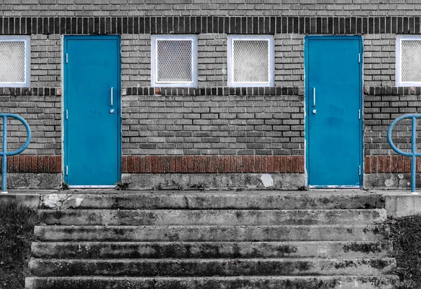 Symetriska Blå Dörrar Svart Och Vitt Tegel Byggnad — Stockfoto