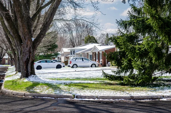 Rue Courbe Avec Rangée Maisons Banlieue Couvertes Neige Dans Neige — Photo