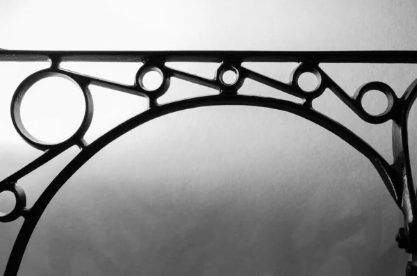 Siyah Dökme Demir Simetrik Desenli Yapı Yan Aydınlatma Beyaz Arkaplana — Stok fotoğraf