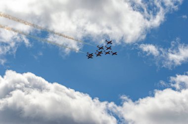 Brockville, Kanada; 8 Mayıs 2020 - Kanada Kuvvetleri, Brockville üzerinde mavi gökyüzüne karşı karkuşları uçar