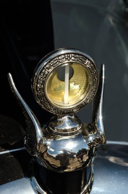 Brockvliie, Ontario, Kanada - 3 Ağustos 2015: Boyce Antika araç radyatör kapağının yakın çekimi.