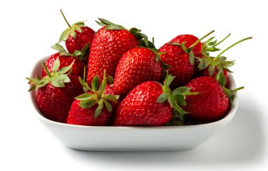 çilek tabağı üzerinde