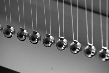 Strateji ekibi çalışması ve hizalanması için iş konsepti. Newton Beşik Sarkaçı.