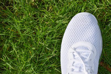 Beyaz spor ayakkabısı, antrenör, çim arka planda koşucu. Çalışmaya hazır, iş başlıyor konsept