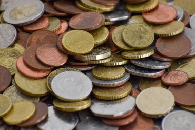 Çoklu para birimlerinden oluşan bir para yığını. Euro, Pound, Dollar, Kuna
