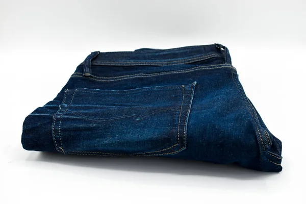 一条白色背景的折叠式蓝色紧身牛仔裤 — 图库照片
