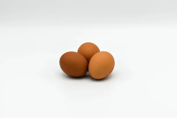 Três Ovos Galinha Orgânicos Isolados Fundo Branco — Fotografia de Stock