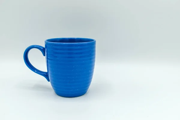 白い背景に隔離された青いカップ — ストック写真