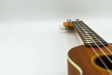 Beyaz arkaplanda izole edilmiş bir Ukulele 'ye yaklaş