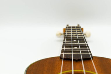 Beyaz arkaplanda izole edilmiş bir Ukulele 'ye yaklaş