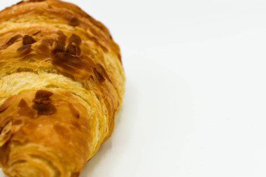 Taze bademli kruvasan beyaz arkaplanda izole edilmiş.