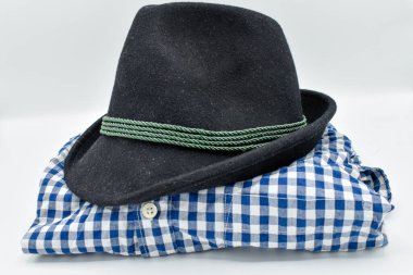 Geleneksel bavyera erkekleri Ekim Festivali giysi gömleği ve beyaz arka planda izole edilmiş şapka