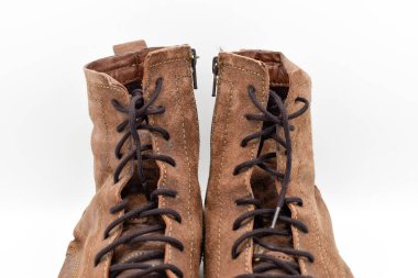 Beyaz arka planda izole edilmiş bir çift kahverengi erkek deri botu.