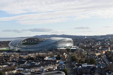 Dublin, İrlanda - 13 Ocak 2020: Dublin, İrlanda 'daki Lansdowne yol dart istasyonu ile birlikte Güney Dublin ve Aviva Stadyumu manzarası.