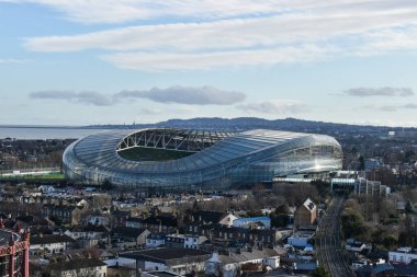 Dublin, İrlanda - 13 Ocak 2020: Dublin, İrlanda 'daki Lansdowne yol dart istasyonu ile birlikte Güney Dublin ve Aviva Stadyumu manzarası.