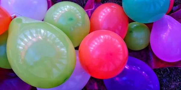 Bir sürü renkli balon arka planı, balonlar yakın çekim, parti arka planı 