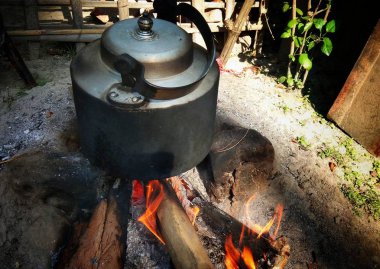 Yakacak odunları olan toprak ocağı, Hindistan kırsal kesimlerinde yemek pişirme yöntemleri, Hindistan 'ın kırsal kesimlerinde geleneksel yemek pişirme yöntemleri.,
