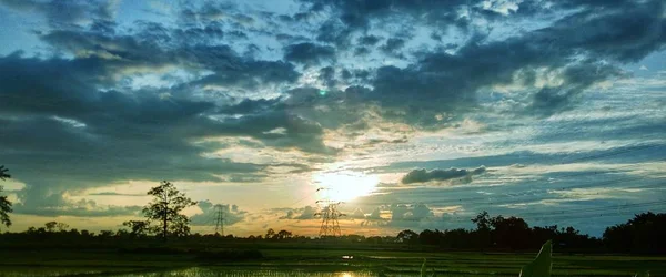 Landschaft Blick Auf Den Sonnenuntergang Bewölkten Himmel Hintergrund — Stockfoto