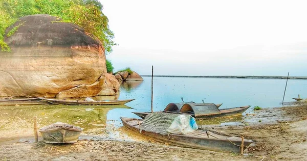 Brahmaputra nehrinin kıyısında balıkçı tekneleri