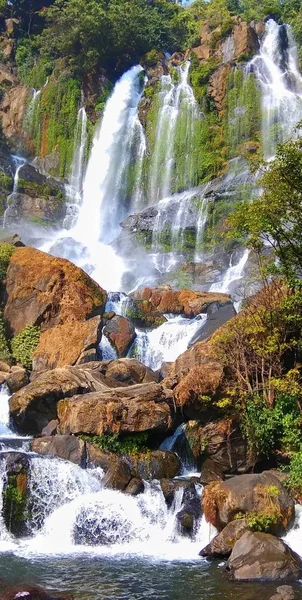 Assam 'da derin orman şelalesi, kuzeydoğu, Hindistan, güzel taş şelale, renkli.