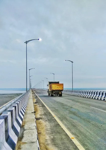 Hindistan 'ın kuzeydoğusunda, Assam' daki Bogibeel Köprüsü 'nde tek kamyon. Mimarinin bir sonraki aşaması. Assam 'daki Bogibeel Köprüsü, kuzeydoğu, Hindistan. Bir sonraki mimari, Bogibil, araç, Hintli, ünlü yerler., 