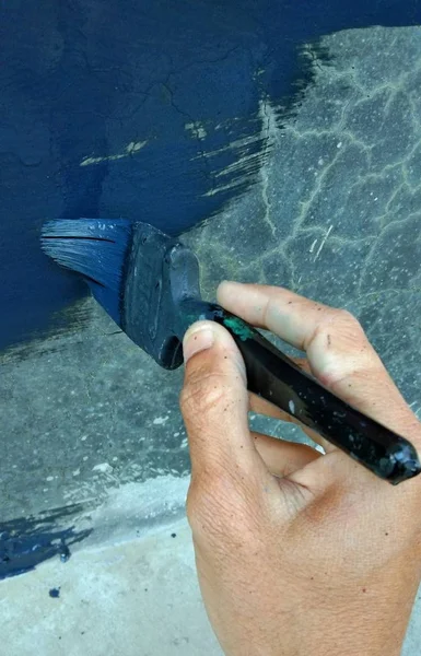 Εργασία Χέρι Πινέλο Ζωγραφικής Ζωγράφος Τοίχο Ζωγραφική Μπλε Χρώμα — Φωτογραφία Αρχείου
