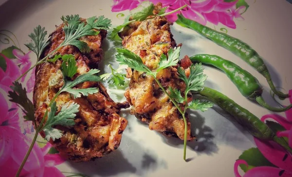Patlıcan brinjal cipsi Dhaniya Patta ve yeşil biberli Pakora garnitürü kızartır. 