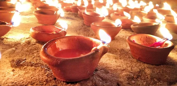 Hindistan 'da tapınakta parlayan toprak lambaları, Hindistan' da her festivalin geleneksel ve kültürel yoludur, kil lamba.