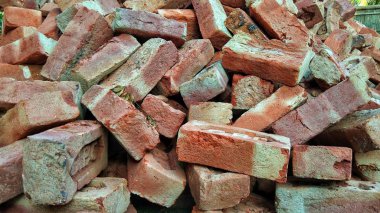 Eski kırmızı kil tuğla yığını. Yakın çekim, inşaat malzemesi konsepti.