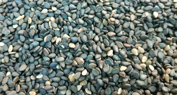 Siyah susamlı üst görünüm siyah susam çok fazla yağ ve protein içerir ve şeker, A vitamini, E vitamini, lesithin, kalsiyum, demir, krom ve diğer besinler. Yapılabilir.