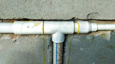 Tee, indirgeyici, pvc boru tesisatının bağlantı bağlantısını kullanarak duvar, tesisatçı ve tesisat konseptine bağlı su boru hattı metin için kopyalama alanı